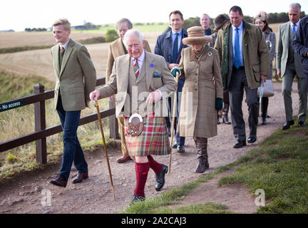 Der Prinz von Wales und die Herzogin von Cornwall, bekannt als der Herzog und die Herzogin von Rothesay, während in Schottland, begleitet von Schloss Inhaber George Pearson (vorne links) bei einem Besuch in Dunnottar Castle, das auf einer Klippe Festung, die einst die Heimat war der Grafen Marischal, in der Nähe von Stonehaven. Stockfoto