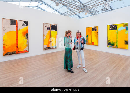London, Großbritannien. 2. Okt 2019. Werke von Sterling Ruby Helios in der Gagosian Gallery - Frieze London, eine jährliche Kunstmesse im Regents Park. Es vereint mehr als 160 der weltweit führenden zeitgenössischen Galerien, mit speziellen kuratiert Abschnitte: Fokus, präsentiert neue Talente; Leben, eine Plattform für Performance Kunst; und Neu für 2019, gewebt, die Textilien erforscht, Weben und das Erbe des Kolonialismus. Es bleibt geöffnet bis 6. Oktober 2019. Credit: Guy Bell/Alamy leben Nachrichten Stockfoto