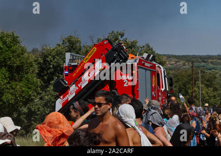 Brand an Festival Andanças Tag 3 August 2016. Ein Brand, der große Ausmaße in den Parkplatz ausbrach und ein Notfallplan wurde sofort von der Feuerwehr, Polizei und Veranstalter aktiviert Stockfoto