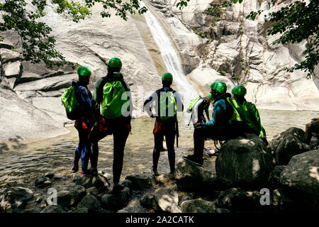 Eine Gruppe von Touristen canyoning den Cascades de Purcaraccia, Zoza in die Berge von Bavella Korsika - Korsika Abenteuer Urlaub Touristen Stockfoto