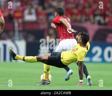 Saitama, Japan. 2. Okt, 2019. Paulinho (R) von Guangzhou Evergrande Mias mit ewerton der Urawa Red Diamonds in der AFC Champions League Fußball Halbfinale Hinspiel Übereinstimmung zwischen den Urawa Red Diamonds aus Japan und Guangzhou Evergrande FC Chinas in Saitama, Japan, Oktober 2, 2019. Urawa Red Diamonds gewann das Match mit 2:0. Credit: Du Xiaoyi/Xinhua/Alamy leben Nachrichten Stockfoto