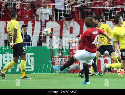 Saitama, Japan. 2. Okt, 2019. Takahiro Sekine (vorne) von Urawa Red Diamonds Triebe und Kerben während der AFC Champions League Fußball Halbfinale Hinspiel Übereinstimmung zwischen den Urawa Red Diamonds aus Japan und Guangzhou Evergrande FC Chinas in Saitama, Japan, Oktober 2, 2019. Urawa Red Diamonds gewann das Match mit 2:0. Credit: Du Xiaoyi/Xinhua/Alamy leben Nachrichten Stockfoto