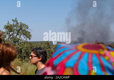 Brand an Festival Andanças Tag 3 August 2016. Ein Brand, der große Ausmaße in den Parkplatz ausbrach und ein Notfallplan wurde sofort von der Feuerwehr, Polizei und Veranstalter aktiviert Stockfoto