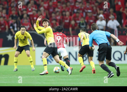 Saitama, Japan. 2. Okt, 2019. Gao Zhunyi (2 L) von Guangzhou Evergrande Gesten der Schiedsrichter während der AFC Champions League Fußball Halbfinale Hinspiel Übereinstimmung zwischen den Urawa Red Diamonds aus Japan und Guangzhou Evergrande FC Chinas in Saitama, Japan, Oktober 2, 2019. Urawa Red Diamonds gewann das Match mit 2:0. Credit: Du Xiaoyi/Xinhua/Alamy leben Nachrichten Stockfoto