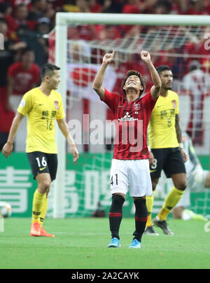 Saitama, Japan. 2. Okt, 2019. Takahiro Sekine (C) der Urawa Red Diamonds feiert nach zählen während der AFC Champions League Fußball Halbfinale Hinspiel Übereinstimmung zwischen den Urawa Red Diamonds aus Japan und Guangzhou Evergrande FC Chinas in Saitama, Japan, Oktober 2, 2019. Urawa Red Diamonds gewann das Match mit 2:0. Credit: Du Xiaoyi/Xinhua/Alamy leben Nachrichten Stockfoto