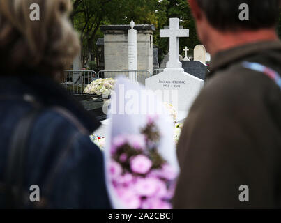 Paris, Frankreich. 2. Okt, 2019. Menschen stehen vor dem Grab des ehemaligen französischen Präsidenten Jacques Chirac nach seiner Beerdigung auf dem Friedhof Montparnasse in Paris, Frankreich, Oktober 2, 2019. Chirac starb am Sept. 26, 2019 im Alter von 86 Jahren. Credit: Gao Jing/Xinhua/Alamy leben Nachrichten Stockfoto