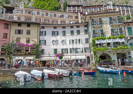 LIMONE SUL GARDA, Italien - 13. Juni, 2019: Der kleine Hafen unter den Alpen Felsen auf dem Lago di Garda See. Stockfoto