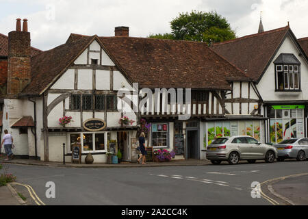 Guildford, England - August 2, 2019: Cottages im Shere in Surrey mit Menschen zu Fuß Stockfoto