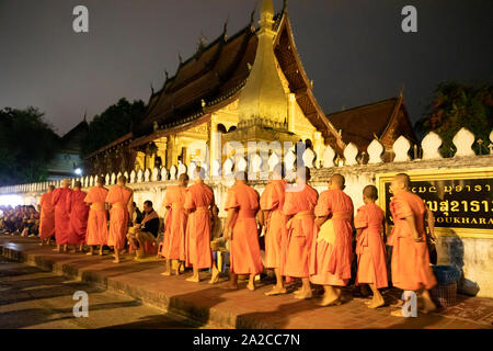 Tak Bat Mönche zu Almosen in der Morgendämmerung, Luang Prabang, Provinz Luang Prabang Laos, Laos, Südostasien Stockfoto