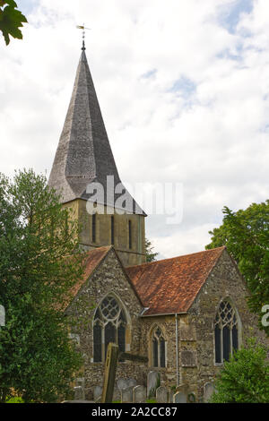 Guildford, England - August 2, 2019: St. James Kirche an Shere in Surrey. Stockfoto