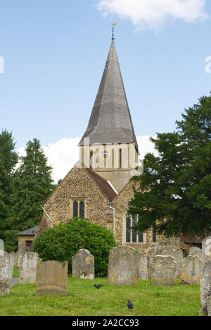 Guildford, England - August 2, 2019: St. James Kirche an Shere in Surrey. Stockfoto