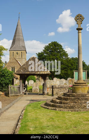 Guildford, England - August 2, 2019: St. James Kirche an Shere in Surrey. Mit Kriegerdenkmal. Stockfoto