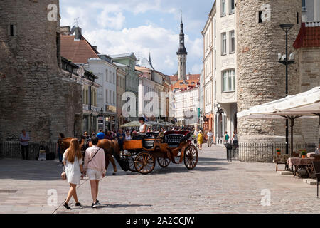 Kutsche im Viru Gates in der Viru Straße, im Hintergrund das Rathaus turm. Tallinn, Harjumaa, Estland. Stockfoto