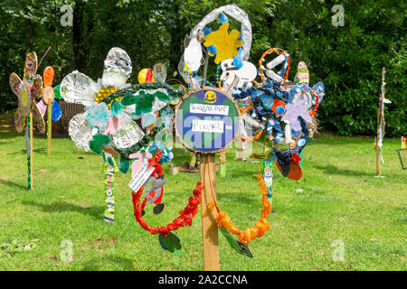 Schulen um Knutsford, Cheshire, England, haben eine Ausstellung von Blumen aus Verpackung erstellt das Bewusstsein für Abfall zu erhöhen Stockfoto