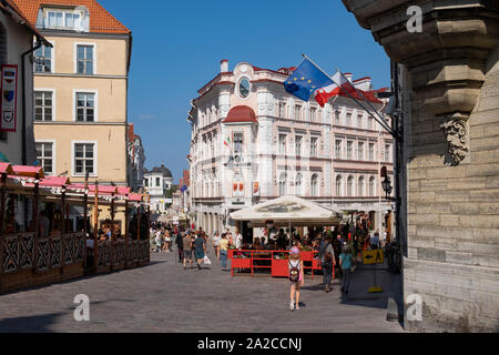 Touristen in Vana Turg Cafe in der Nähe des historischen Demini Gebäude zwischen Viru und Vene Straßen in der Altstadt von Tallinn, Harjumaa, Estland. Stockfoto