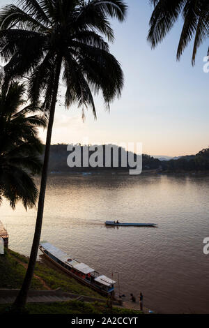 Sonnenuntergang über dem Mekong, Luang Prabang, Provinz Luang Prabang Laos, Laos, Südostasien Stockfoto