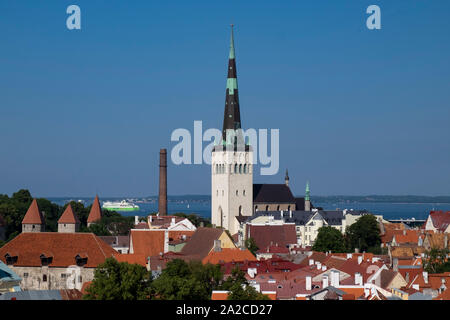 Panorama Ansicht des Hl. Olav Kirche und die umliegenden Dächer der Altstadt von Tallinn, Estland Stockfoto