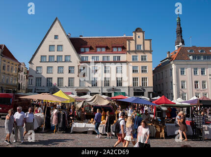 Handwerk Markt auf dem Rathausplatz in der Altstadt von Tallinn, Estland Stockfoto