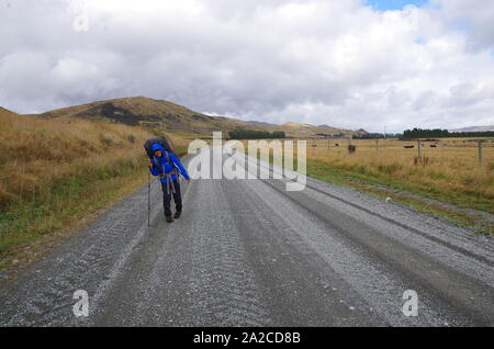 Thai weibliche Backpacker. Te Araroa Trail. South Island. Neuseeland Stockfoto