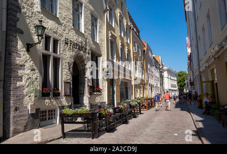 St. Patrick's Restaurant und die Straße in der Altstadt von Tallinn, Estland Stockfoto