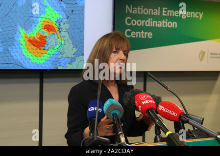 Leiter der Prognose bei Met Éireann, Evelyn Cusack, auf einer Pressekonferenz im Ministerium für Landwirtschaft, Dublin, nach einer Sitzung des nationalen Notstands Koordination Gruppe über Sturm Lorenzo. Stockfoto