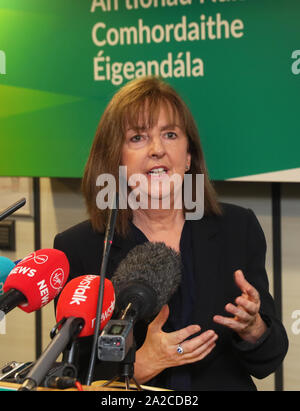 Leiter der Prognose bei Met Éireann, Evelyn Cusack, auf einer Pressekonferenz im Ministerium für Landwirtschaft, Dublin, nach einer Sitzung des nationalen Notstands Koordination Gruppe über Sturm Lorenzo. Stockfoto