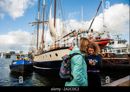 Amsterdam, Niederlande. 02 Okt, 2019. Ein Klima Aktivist wird gesehen, im Gespräch mit einem Freund vor dem Abflug. Von der NDSM-Werft in Amsterdam, 36 Klima Aktivisten sind Segeln auf der UN-Klimakonferenz in Santiago, Chile. Zwischen ihnen gibt es Anuna de Weber, ist der Organisator des Klima Streiks in Belgien und Adélaïde Charlier, Französisch sprechenden Koordinator für "Jugend für Klima"-Bewegung. Credit: SOPA Images Limited/Alamy leben Nachrichten Stockfoto
