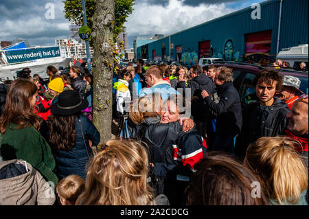 Amsterdam, Niederlande. 02 Okt, 2019. klima Aktivisten werden gesehen, der Abschied von ihren Familien, bevor das Boot fährt. Aus der NDSM-Werft in Amsterdam, 36 Klima Aktivisten sind Segeln auf der UN-Klimakonferenz in Santiago, Chile. Zwischen ihnen gibt es Anuna de Weber, ist der Organisator des Klima Streiks in Belgien und Adélaïde Charlier, Französisch sprechenden Koordinator für "Jugend für Klima"-Bewegung. Credit: SOPA Images Limited/Alamy leben Nachrichten Stockfoto