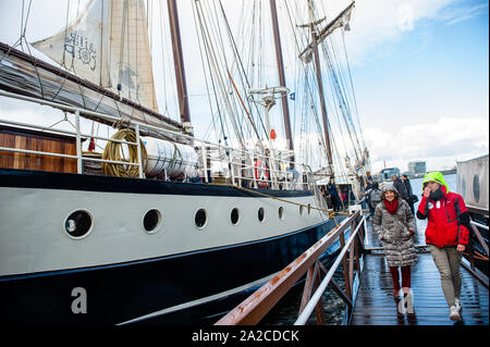 Amsterdam, Niederlande. 02 Okt, 2019. Belgische Klima Aktivist, Adélaïde Charlier geht mit ihrer Mutter vor Verlassen. Aus der NDSM-Werft in Amsterdam, 36 Klima Aktivisten sind Segeln auf der UN-Klimakonferenz in Santiago, Chile. Zwischen ihnen gibt es Anuna de Weber, ist der Organisator des Klima Streiks in Belgien und Adélaïde Charlier, Französisch sprechenden Koordinator für "Jugend für Klima"-Bewegung. Credit: SOPA Images Limited/Alamy leben Nachrichten Stockfoto