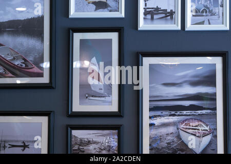 Schiff Bilderrahmen auf dem schwarzen Betonwand. Hintergrund, Home Decoration. Stockfoto