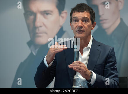 Malaga, Spanien. 02 Okt, 2019. Spanische Schauspieler und Regisseur Antonio Banderas spricht auf einer Pressekonferenz während der Präsentation des neuen Mode mans Saison 2019 der spanischen Einkaufszentrum "El Corte Ingles" in Malaga. Credit: SOPA Images Limited/Alamy leben Nachrichten Stockfoto