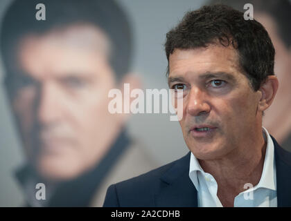 Malaga, Spanien. 02 Okt, 2019. Spanische Schauspieler und Regisseur Antonio Banderas stellt an die Medien bei der Präsentation der neuen Mode mans Saison 2019 der spanischen Einkaufszentrum "El Corte Ingles" in Malaga. Credit: SOPA Images Limited/Alamy leben Nachrichten Stockfoto