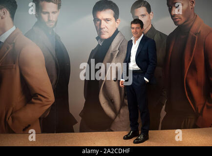 Malaga, Spanien. 02 Okt, 2019. Spanische Schauspieler und Regisseur Antonio Banderas stellt an die Medien bei der Präsentation der neuen Mode mans Saison 2019 der spanischen Einkaufszentrum "El Corte Ingles" in Malaga. Credit: SOPA Images Limited/Alamy leben Nachrichten Stockfoto