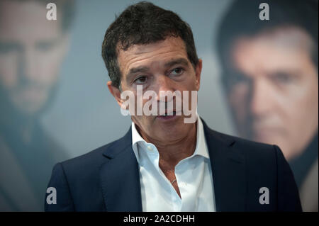 Malaga, Spanien. 02 Okt, 2019. Spanische Schauspieler und Regisseur Antonio Banderas stellt an die Medien bei der Präsentation der neuen Mode mans Saison 2019 der spanischen Einkaufszentrum "El Corte Ingles" in Malaga. Credit: SOPA Images Limited/Alamy leben Nachrichten Stockfoto