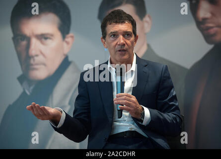 Malaga, Spanien. 02 Okt, 2019. Spanische Schauspieler und Regisseur Antonio Banderas spricht auf einer Pressekonferenz während der Präsentation des neuen Mode mans Saison 2019 der spanischen Einkaufszentrum "El Corte Ingles" in Malaga. Credit: SOPA Images Limited/Alamy leben Nachrichten Stockfoto