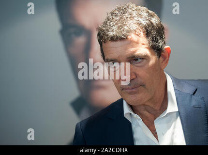 Malaga, Spanien. 02 Okt, 2019. Spanische Schauspieler und Regisseur Antonio Banderas stellt an die Medien bei der Präsentation der neuen Mode mans Saison 2019 der spanischen Einkaufszentrum "El Corte Ingles" in Malaga. Credit: SOPA Images Limited/Alamy leben Nachrichten Stockfoto