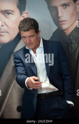 Malaga, Spanien. 02 Okt, 2019. Spanische Schauspieler und Regisseur Antonio Banderas stellt an die Medien bei der Präsentation der neuen Mode mans Saison 2019 der spanischen Einkaufszentrum "El Corte Ingles" in Malaga. Credit: SOPA Images Limited/Alamy leben Nachrichten Stockfoto