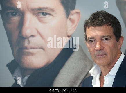 Malaga, Spanien. 02 Okt, 2019. Spanische Schauspieler und Regisseur Antonio Banderas stellt an die Medien bei der Präsentation der neuen Mode mans Saison 2019 der spanischen Einkaufszentrum "El Corte Ingles" in Malaga. Credit: SOPA Images Limited/Alamy leben Nachrichten Stockfoto