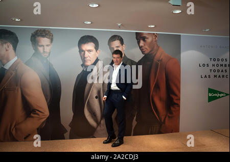 Malaga, Spanien. 02 Okt, 2019. Spanische Schauspieler und Regisseur Antonio Banderas stellt an die Medien bei der Präsentation der neuen Mode mans Saison 2019 der spanischen Einkaufszentrum "El Corte Ingles" in Malaga. Credit: SOPA Images Limited/Alamy leben Nachrichten Stockfoto