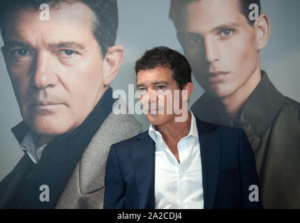 Malaga, Spanien. 02 Okt, 2019. Spanische Schauspieler und Regisseur Antonio Banderas stellt an die Medien bei der Präsentation der neuen Mode mans Saison 2019 der spanischen Einkaufszentrum "El Corte Ingles" in Malaga. Credit: SOPA Images Limited/Alamy leben Nachrichten Stockfoto