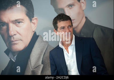 Malaga, Spanien. 02 Okt, 2019. Spanische Schauspieler und Regisseur Antonio Banderas stellt an die Medien bei der Präsentation der neuen Mode mans Saison 2019 der spanischen Einkaufszentrum "El Corte Ingles" in Malaga. Credit: SOPA Images Limited/Alamy leben Nachrichten Stockfoto