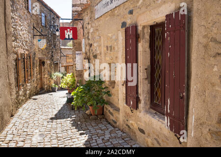 Hübsch gepflasterten Straße in Sète, Frankreich, traditionelle alte Häuser mit Fensterläden Stockfoto