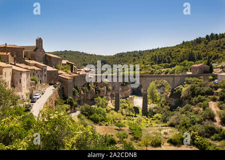 Minerve Dorf, und die Alte Brücke, einer der 'Les Plus beaux villages de France" auch Ort der Katharer Massaker im Jahr 1210 Stockfoto