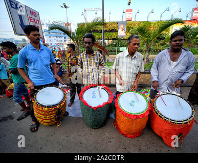 Kolkata, Indien. 02 Okt, 2019. Traditionelle Bengali Drum Spieler allgemein bekannt als Dhaki erfassen am Sealdah Bahnhof zeigen ihre Fähigkeiten in der Hoffnung, durch unterschiedliche Puja Ausschüsse vor Beginn der Durga Puja Festivals gebucht. Durga Puja ist die größte hinduistische Fest in Indien. Credit: SOPA Images Limited/Alamy leben Nachrichten Stockfoto
