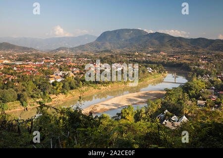 Blick über Fluss Nam Khan von Phousi Hill, Luang Prabang, Provinz Luang Prabang Laos, Laos, Südostasien Stockfoto