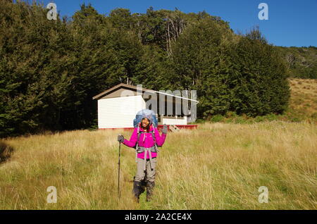 Thai weibliche Backpacker. Te Araroa Trail. South Island. Neuseeland Stockfoto