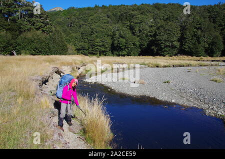 Thai weibliche Backpacker. Te Araroa Trail. South Island. Neuseeland Stockfoto