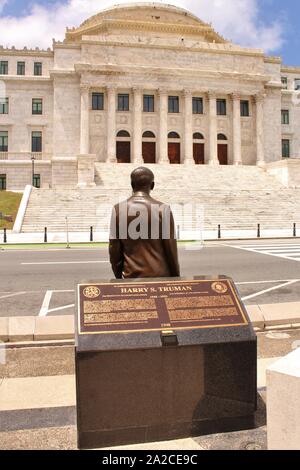 Bronzestatue des ehemaligen US-Präsident Harry Truman, einer der neun Bronzefiguren feiert die neun Präsidenten Puerto Rico besucht zu haben. Stockfoto