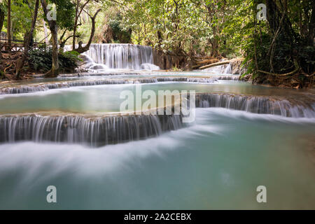 Wasserfälle und Kalksteinformationen mit Wasser cascading in türkisfarbenen Pools am Tat Kuang Si, Luang Prabang, Provinz Luang Prabang Laos, L Stockfoto