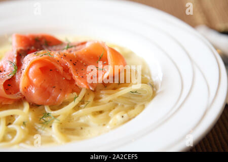 Spaghetti mit Räucherlachs Stockfoto